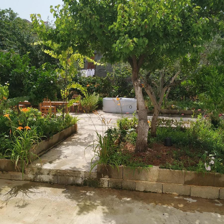 Spacious House With A Big Garden And Fire Pit Villa Tirana Exterior foto